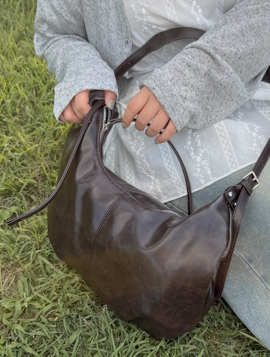 Enveche 皮革扣環斜挎手指包